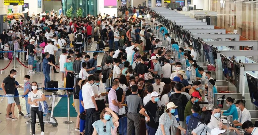  Bộ GTVT đã yêu cầu các đơn vị tăng cường các giải pháp phục vụ tốt nhu cầu đi lại của nhân dân trong dịp nghỉ lễ Quốc khánh 2-9. Trong ảnh: Sân bay Nội Bài đông nghẹt hành khách trong ngày 31-8-2022