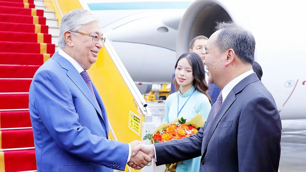 Chủ nhiệm Văn phòng Chủ tịch nước Lê Khánh Hải đón Tổng thống Kazakhstan Kassym-Jomart Tokayev tại sân bay quốc tế Nội Bài