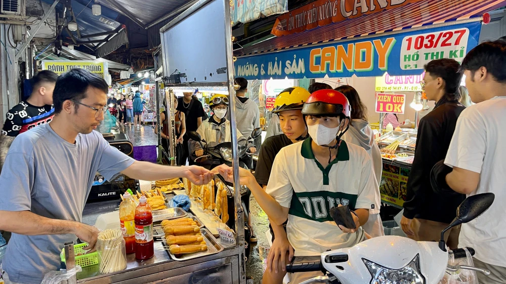 Du khách trải nghiệm ẩm thực tại khu chợ đêm Hồ Thị Kỷ, quận 10, TPHCM. Ảnh: HOÀNG HÙNG