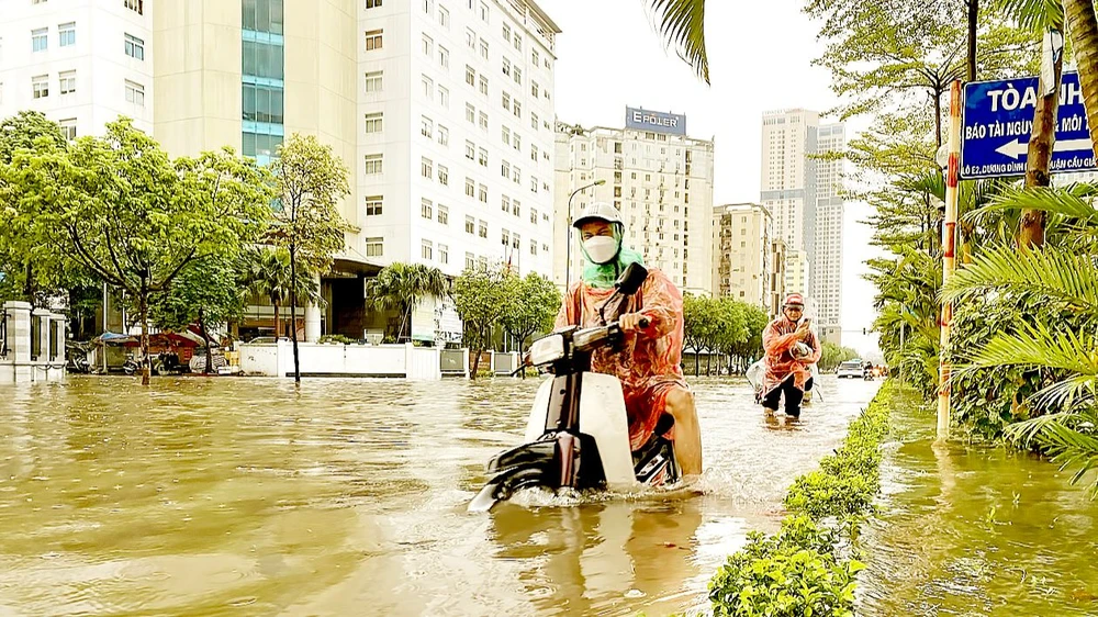 Phố Dương Đình Nghệ ở quận Cầu Giây bị ngập sâu do mưa lớn. Ảnh: CTV