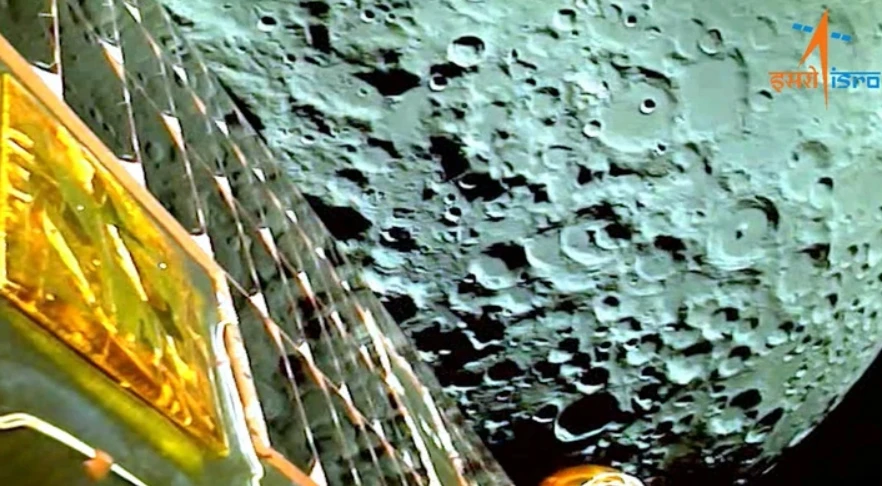 Tàu Chandrayaan-3 của Ấn Độ chụp ảnh Mặt trăng vào ngày 5-8. Ảnh: REUTERS