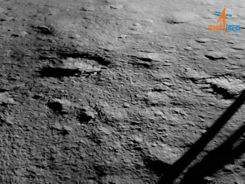 Ảnh chụp một phần bãi đáp của trạm đổ bộ Vikram trên Mặt Trăng. Ảnh: ISRO 