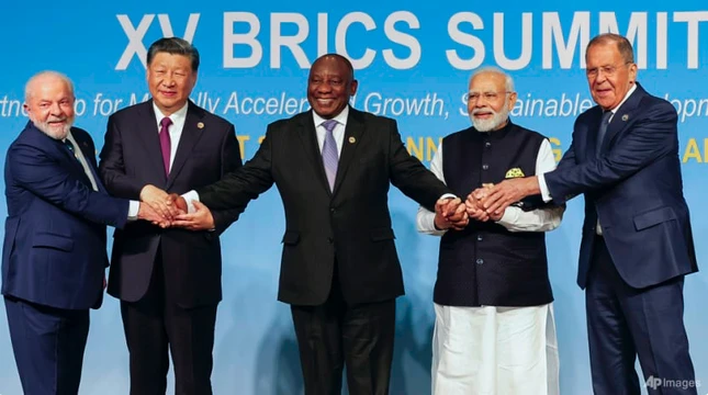 Lãnh đạo 4 quốc gia BRICS và Ngoại trưởng Nga Sergei Lavrov tại hội nghị thượng đỉnh ở Nam Phi ngày 24-8. Ảnh: AP