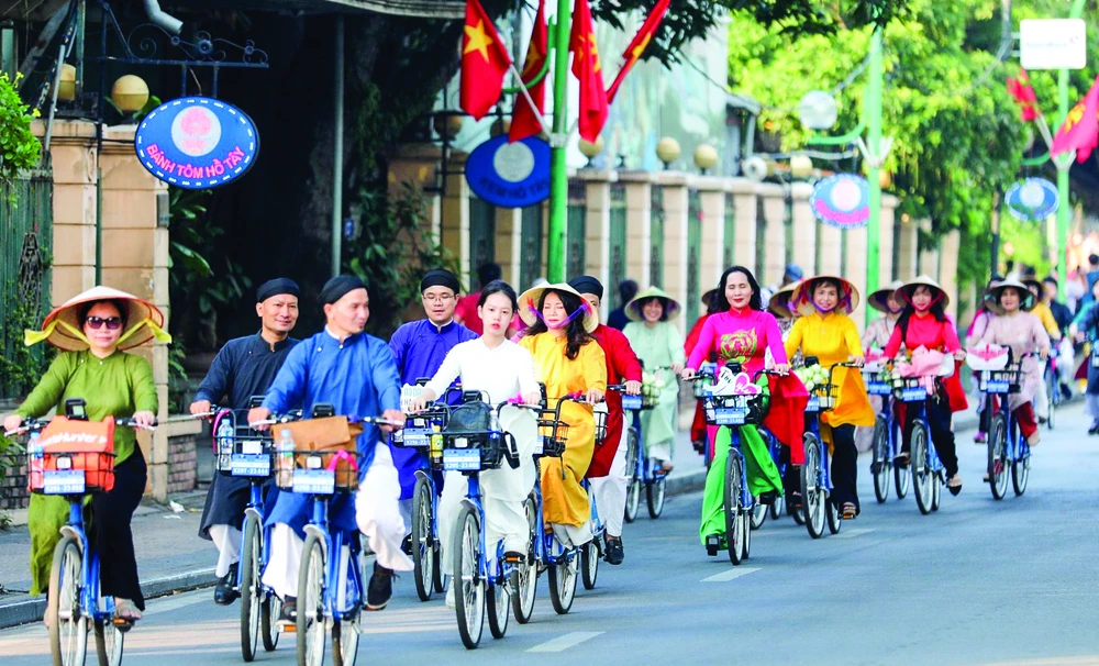 Hơn 100 người trong trang phục áo dài đạp xe qua các tuyến phố, điểm tham quan nổi tiếng của Hà Nội 