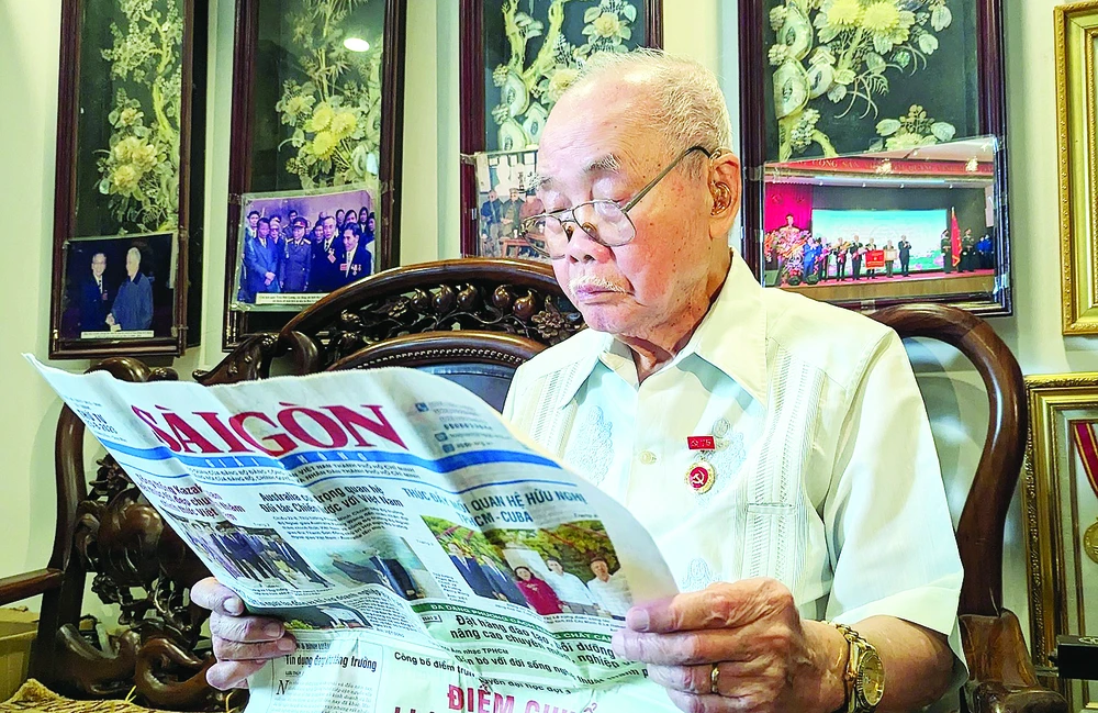 Sáng hàng ngày, ông Nguyễn Tiến Hà đều đọc báo để cập nhật tin tức