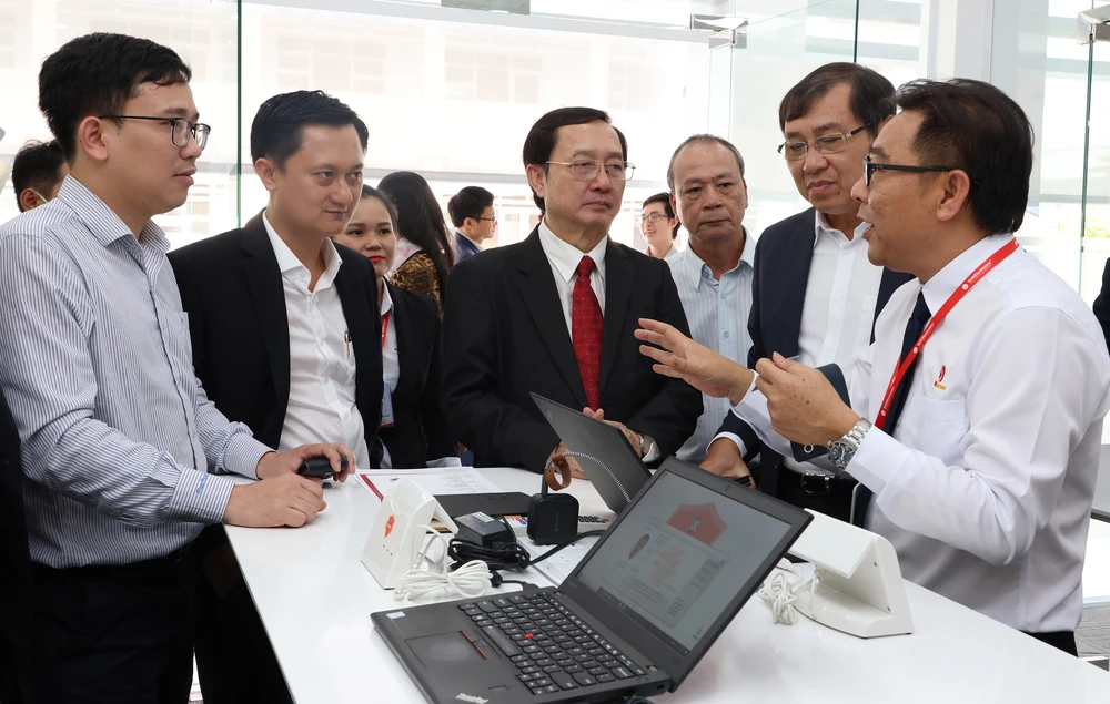 Bộ trưởng Bộ KH-CN Huỳnh Thành Đạt (thứ ba, từ trái sang) thăm Trung tâm Đào tạo Điện tử Quốc tế tại SHTP, một địa chỉ đào tạo nguồn nhân lực của TPHCM