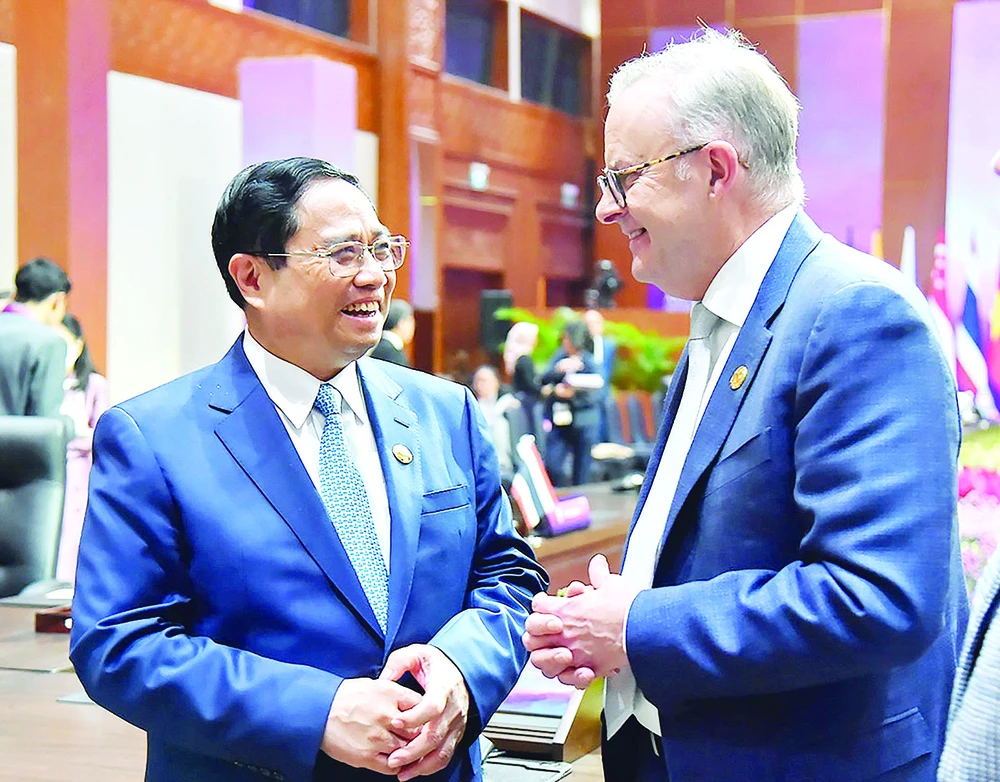 Thủ tướng Phạm Minh Chính trao đổi với Thủ tướng Australia Anthony Albanese tại Hội nghị Cấp cao ASEAN - Australia lần thứ 3. Ảnh: TTXVN