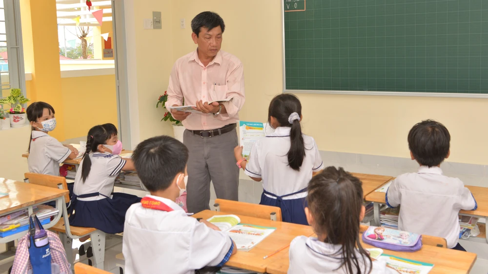 Giáo viên và học sinh Trường Tiểu học Rạch Giá, huyện Bình Chánh, trong ngôi trường mới xây (ảnh chụp chiều 7-9-2023). Ảnh: CAO THĂNG