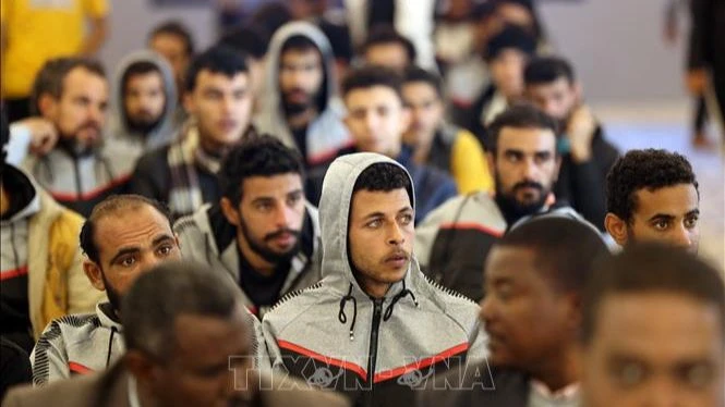 Người di cư tập trung tại Cục Chống nhập cư bất hợp pháp ở Tripoli, Libya, trước khi bị trục xuất về nước ngày 24-11-2022