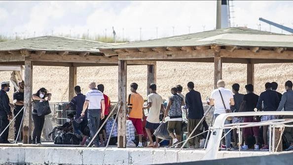 Tàu chở người di cư tới nơi tiếp nhận tạm thời trên đảo Lampedusa, Italy