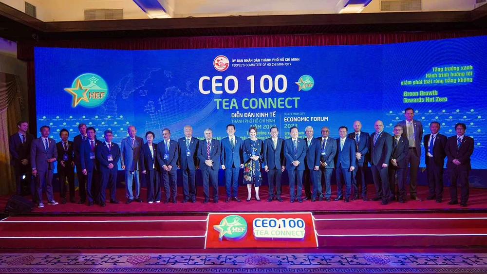 Lãnh đạo TPHCM cùng các đại biểu tại chương trình gặp gỡ “CEO 100 Tea Connect”. Ảnh: HOÀNG HÙNG
