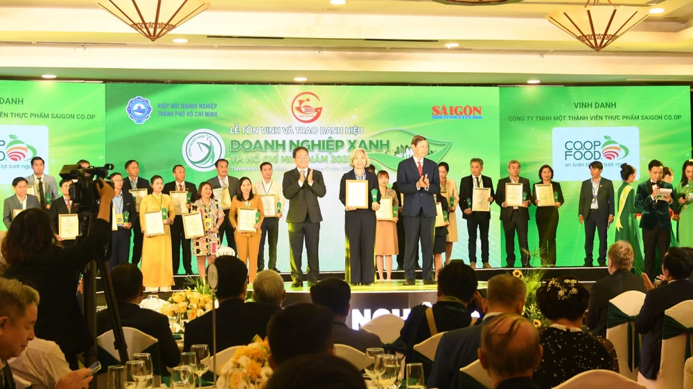Đại diện Saigon Co.op nhận giải thưởng “Doanh nghiệp xanh 2023”