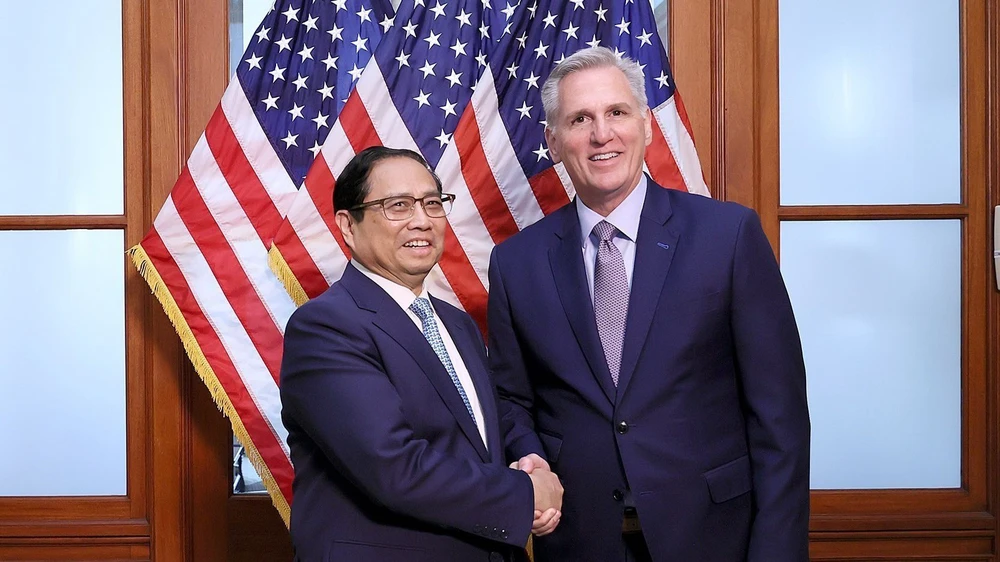 Thủ tướng Phạm Minh Chính gặp Chủ tịch Hạ viện Hoa Kỳ Kevin McCarthy. Ảnh: TTXVN