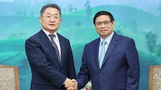 Thủ tướng Phạm Minh Chính tiếp ông Jongrip Ji, Phó Chủ tịch, Tổng Giám đốc toàn cầu Tập đoàn công nghệ Amkor. Ảnh: TTXVN