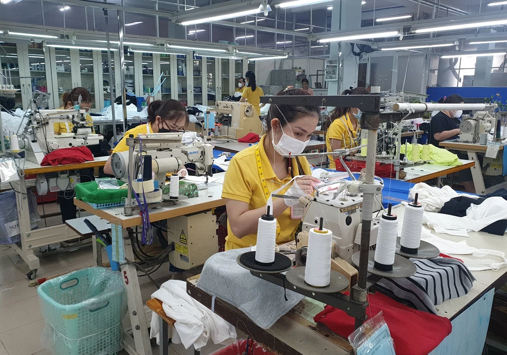 Công nhân Công ty CP Dệt may - Đầu tư thương mại Thành Công (quận Tân Phú, TPHCM) trong ca làm việc