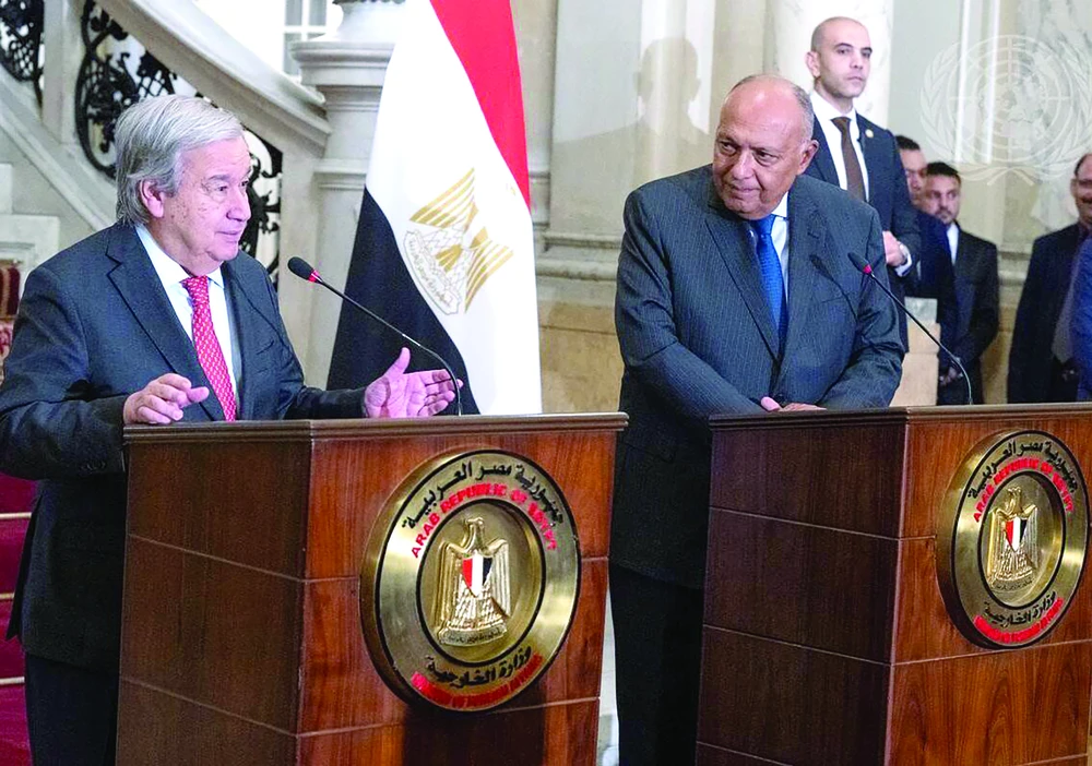 Tổng Thư ký Liên hợp quốc Antonio Guterres (trái) và Ngoại trưởng Ai Cập Sameh Shoukry 