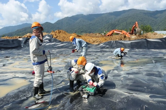 Hàn các vật liệu cách ly và chống thấm trong quá trình xử lý đất bị nhiễm dioxin tại sân bay A So, Thừa Thiên Huế