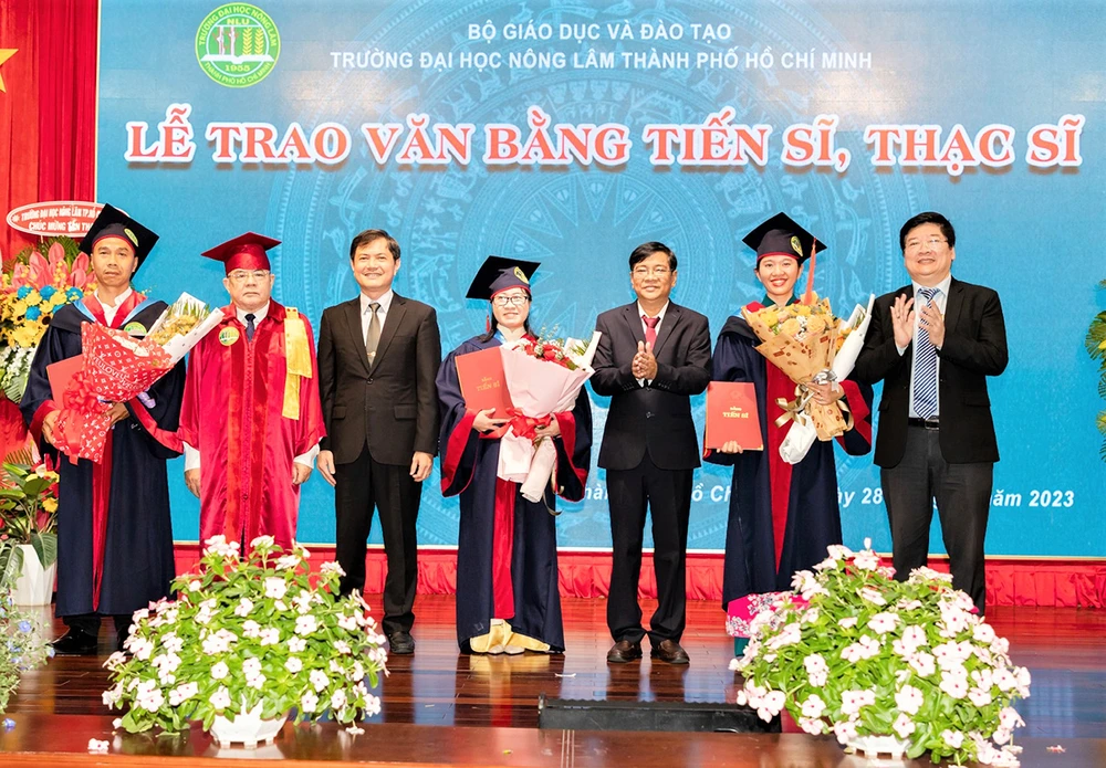 Trường Đại học Nông Lâm TPHCM trao bằng tiến sĩ năm 2023