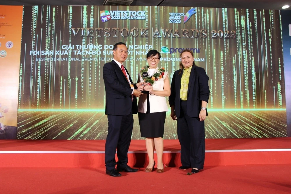 Bà Trần Hoàng Ý Yên (giữa), Giám đốc Thương mại Khối Kinh doanh TĂCN Bổ sung, đại diện Cargill Việt Nam, nhận giải thưởng