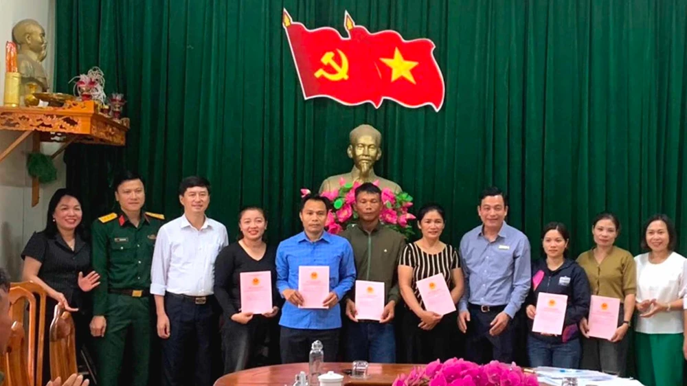 Bí thư Huyện ủy Đức Thọ Nguyễn Thành Đồng và lãnh đạo địa phương trao giấy chứng nhận quyền sử dụng đất cho các hộ dân vạn chài thôn Tiền Phong