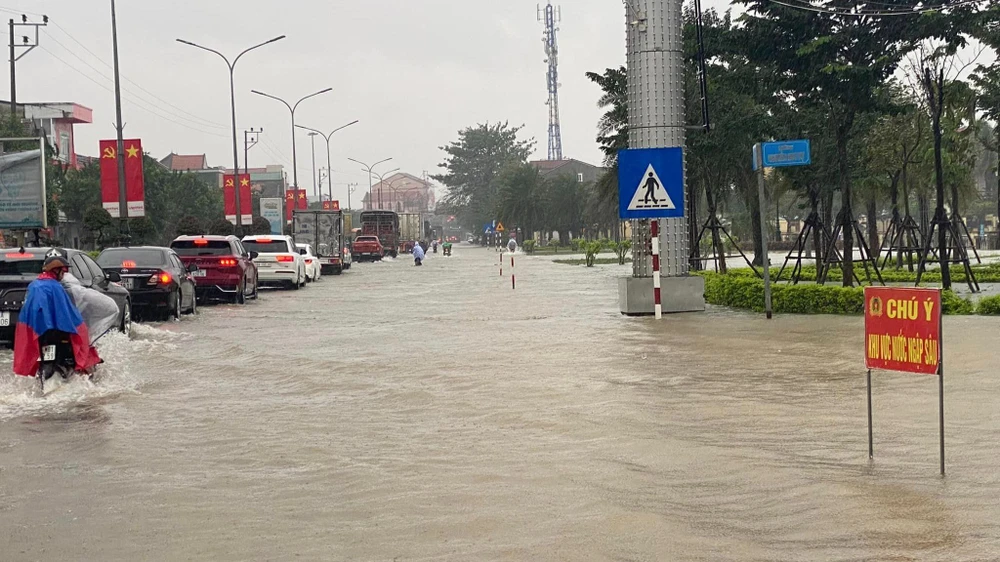 Quốc lộ 1A qua thị trấn Nghèn (huyện Can Lộc, tỉnh Hà Tĩnh) bị ngập cục bộ, các phương tiện lưu thông gặp khó khăn.