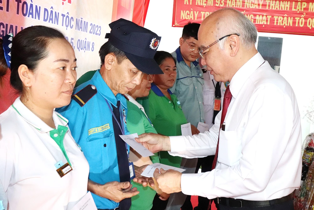 Trưởng Ban Tuyên giáo Thành ủy TPHCM Phan Nguyễn Như Khuê tặng quà chăm lo người dân khó khăn tại chung cư Giai Việt, quận 8, TPHCM