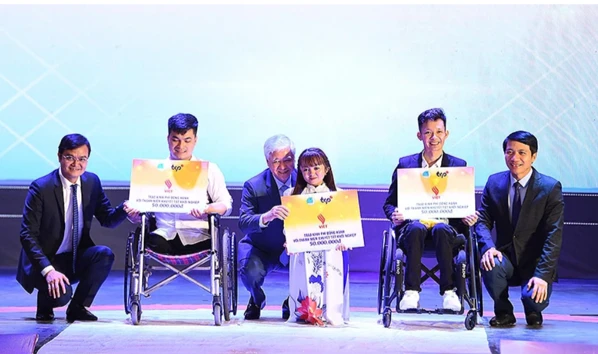Chương trình “Tỏa sáng nghị lực Việt”: Tuyên dương 35 thanh niên khuyết tật tiêu biểu