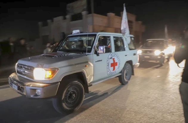 Xe của Hội Chữ thập Đỏ Quốc tế chuyển các con tin được trả tự do tới cửa khẩu Rafah, phía nam Dải Gaza, ngày 24-11-2023. Ảnh: THX