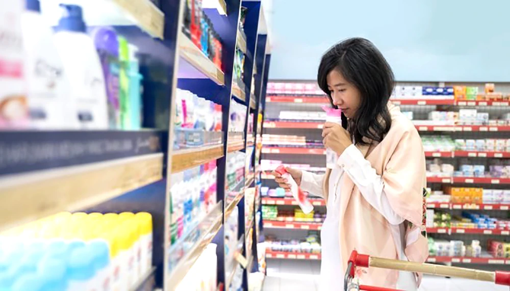 Người tiêu dùng châu Á lựa chọn kỹ hàng hóa trước khi mua. Ảnh: iStock