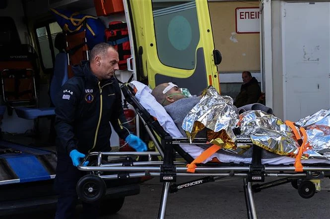 Nhân viên y tế chuyển một thuyền viên được cứu sau vụ chìm tàu chở hàng ngoài khơi đảo Lesbos của Hy Lạp ngày 26-11-2023