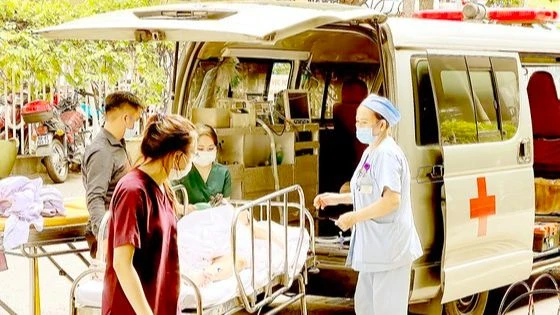 Xe cấp cứu vận chuyển bệnh nhân đến Bệnh viện Chợ Rẫy