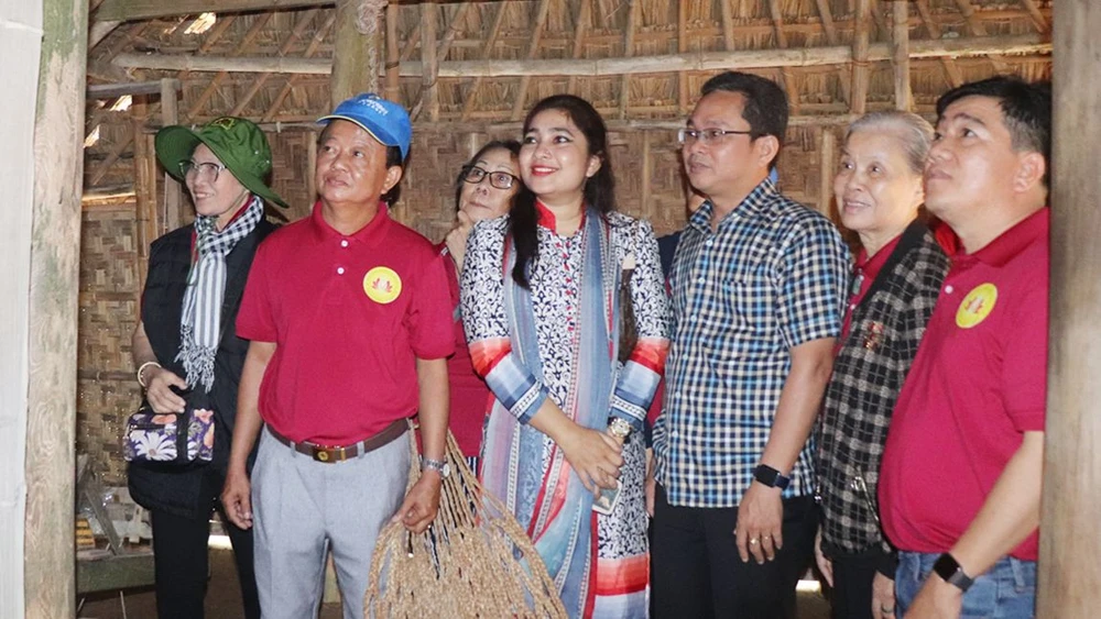 Các thành viên trong đoàn đến thăm quê ngoại Bác Hồ tại làng Hoàng Trù, huyện Nam Đàn, tỉnh Nghệ An
