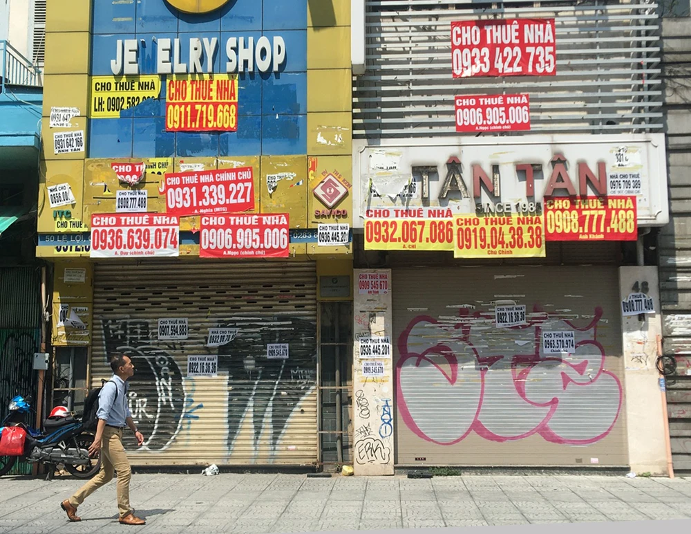 Mặt tiền căn nhà 48-50 đường Lê Lợi, quận 1, TPHCM bị vẽ bậy, dán quảng cáo trái phép