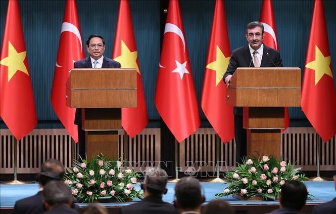 Chú thích ảnh Thủ tướng Phạm Minh Chính và Phó Tổng thống Thổ Nhĩ Kỳ Cevdet Yilmaz gặp gỡ báo chí. Ảnh: TTXVN 