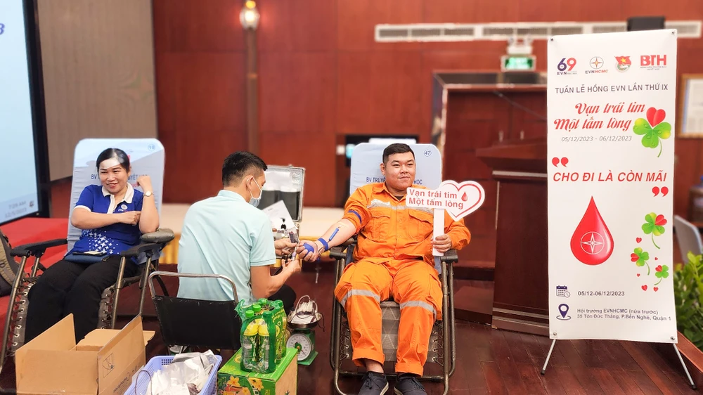 Người lao động EVNHCMC tham gia hiến máu tình nguyện, một hoạt động trong Tháng tri ân khách hàng