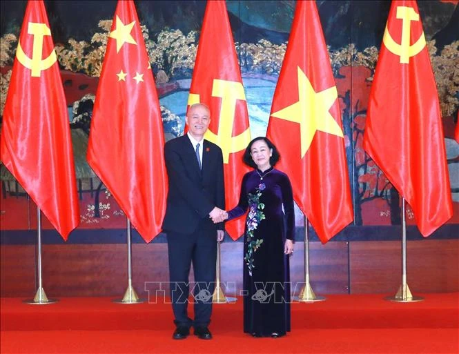 Thường trực Ban Bí thư Trương Thị Mai và Ủy viên Ban Thường vụ Bộ Chính trị Đảng Cộng sản Trung Quốc Thái Kỳ. Ảnh: TTXVN