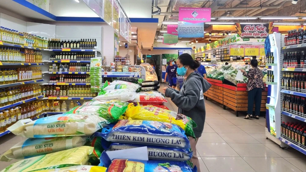 Gạo được bán giá bình ổn tại siêu thị Co.opmart