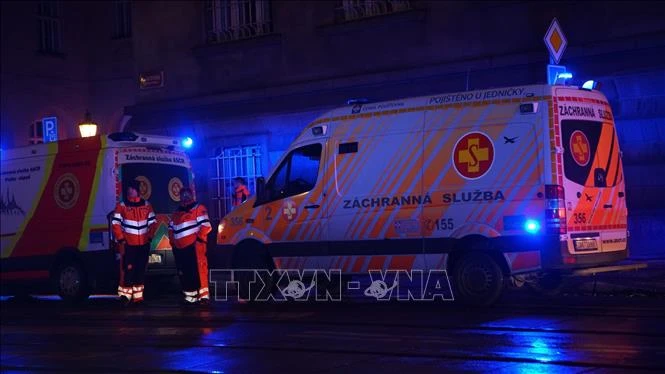 Xe cứu thương được triển khai tới hiện trường vụ nổ súng tại Trường Đại học Charles ở thủ đô Praha, CH Czech, ngày 21/12/2023. Ảnh: THX/TTXVN 