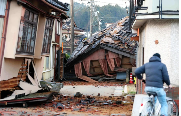 Các tòa nhà bị hư hỏng sau nhiều trận động đất mạnh tấn công khu vực vào ngày 1-1-2024 tại Anamizu, Ishikawa, Nhật Bản. Ảnh: The Asahi Shimbun