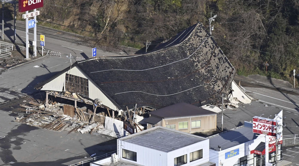Một ngôi nhà bị hư hại do trận động đất ở Nanao, quận Ishikawa, Nhật Bản vào ngày 2-1. Ảnh: Kyodo 