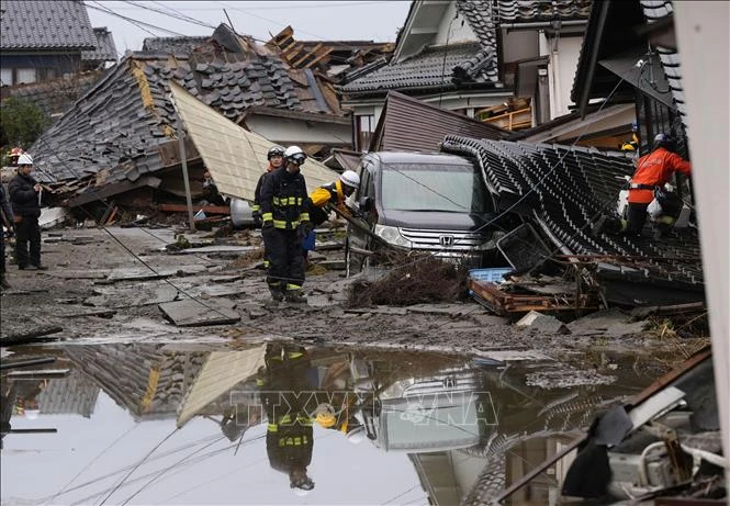 Lực lượng cứu hộ tìm kiếm nạn nhân mắc kẹt trong đống đổ nát sau trận động đất tại Suzu, tỉnh Ishikawa, ngày 3-1-2024. Ảnh: Kyodo