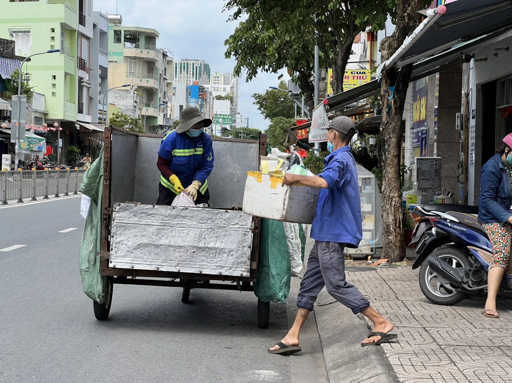Thu gom rác sinh hoạt tại đường Phạm Văn Chí, quận 6, TPHCM