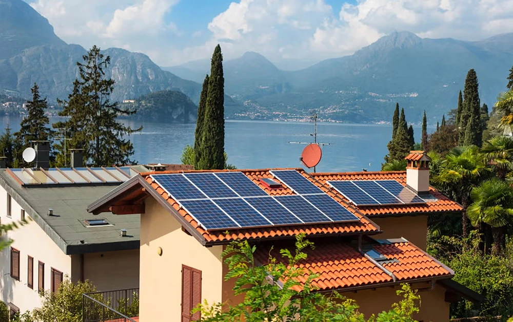 Điện mặt trời hộ dân ở hồ Como, vùng Lombardia, Italy