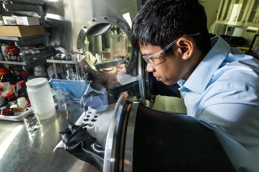Các nhà khoa học tại PNNL trong công trình nghiên cứu vật liệu thay thế lithium 