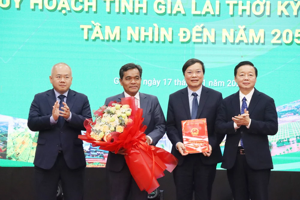 Phó Thủ tướng Trần Hồng Hà trao quyết định phê duyệt quy hoạch tỉnh Gia Lai 