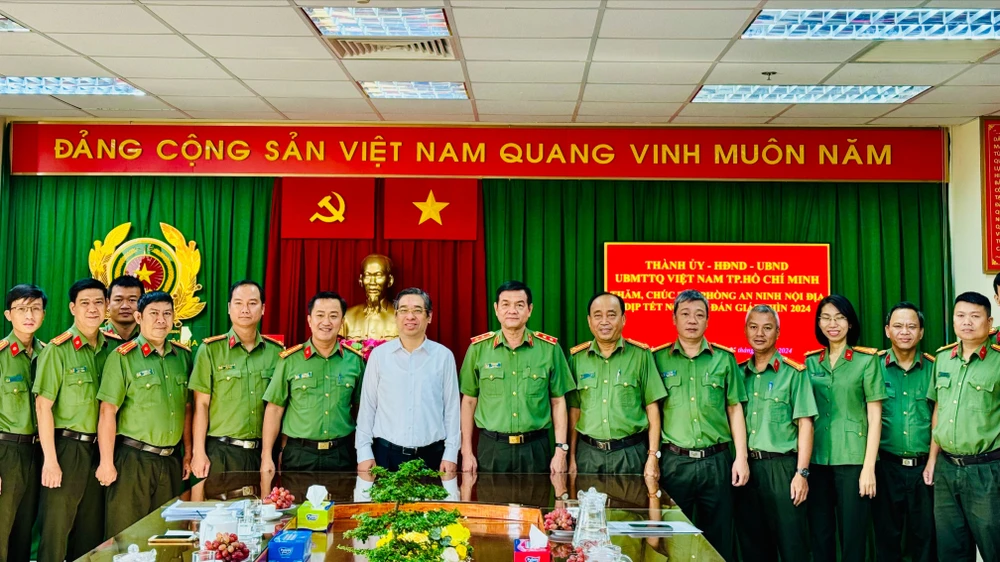 Phó Bí thư Thành ủy TPHCM Nguyễn Phước Lộc thăm hỏi, động viên cán bộ chiến sĩ Phòng An ninh nội địa. Ảnh: CHÍ THẠCH