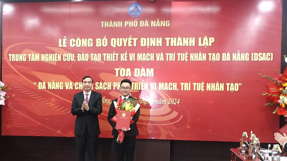 Chủ tịch UBND TP Đà Nẵng Lê Trung Chinh trao quyết định thành lập Trung tâm Nghiên cứu, đào tạo thiết kế vi mạch và trí tuệ nhân tạo