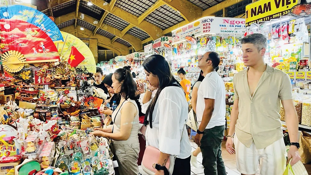 Khách quốc tế chọn mua hàng lưu niệm tại chợ Bến Thành, quận 1, TPHCM