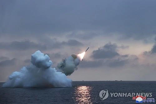Bức ảnh này do Thông tấn xã Trung ương Triều Tiên chính thức đăng tải vào ngày 29-1-2024, cho thấy Triều Tiên bắn một tên lửa hành trình phóng từ tàu ngầm vào ngày 28-1-2024. Ảnh: Yonhap 