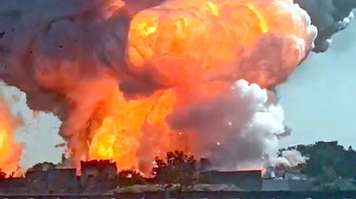 Khói lửa bốc lên trong vụ nổ tại nhà máy sản xuất pháo hoa ở Harda, bang Madhya Pradesh, Ấn Độ. Ảnh: PRESS TRUST OF INDIA